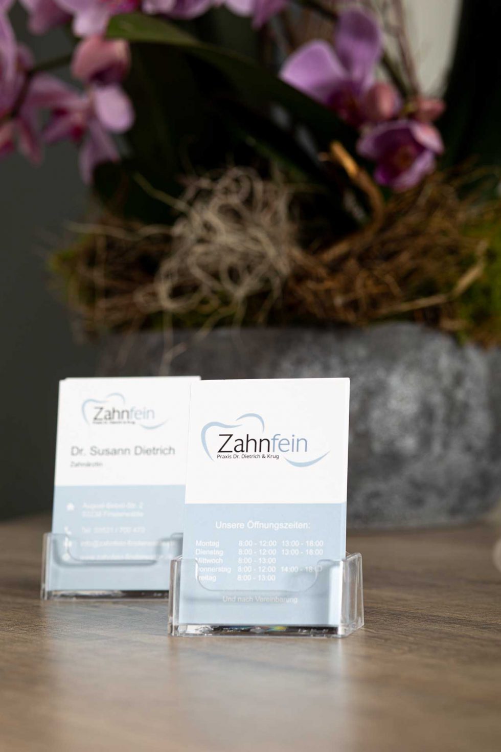 Visitenkarten an der Anmeldung